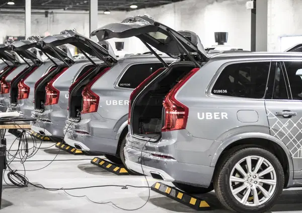 Uber lascia tutti a piedi. 3.500 i licenziati via Zoom