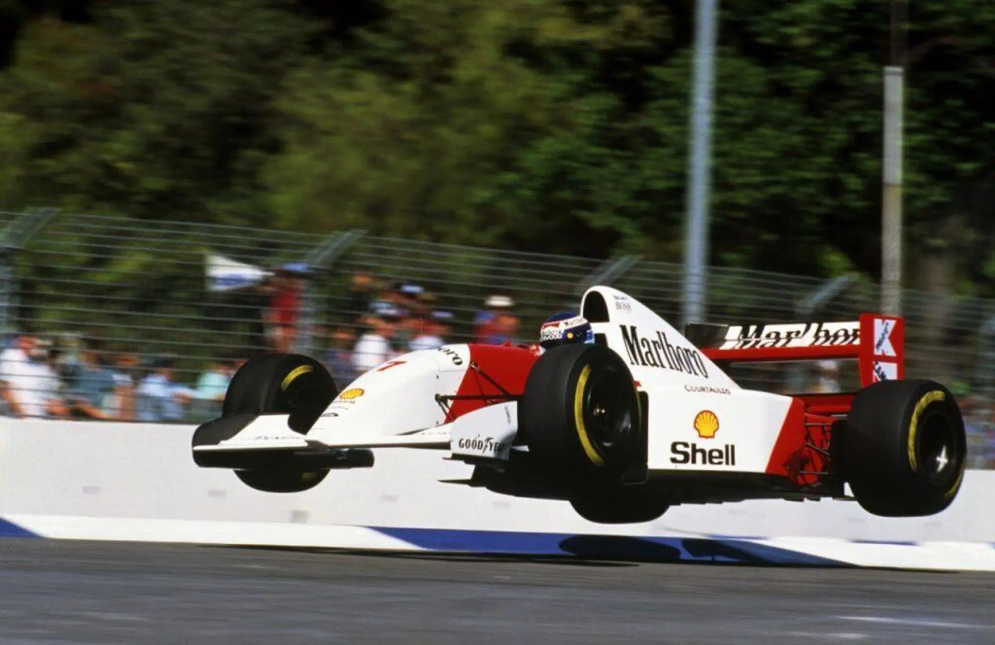 Il celebre "salto" di Mika H&auml;kkinen ad Adelaide 1993