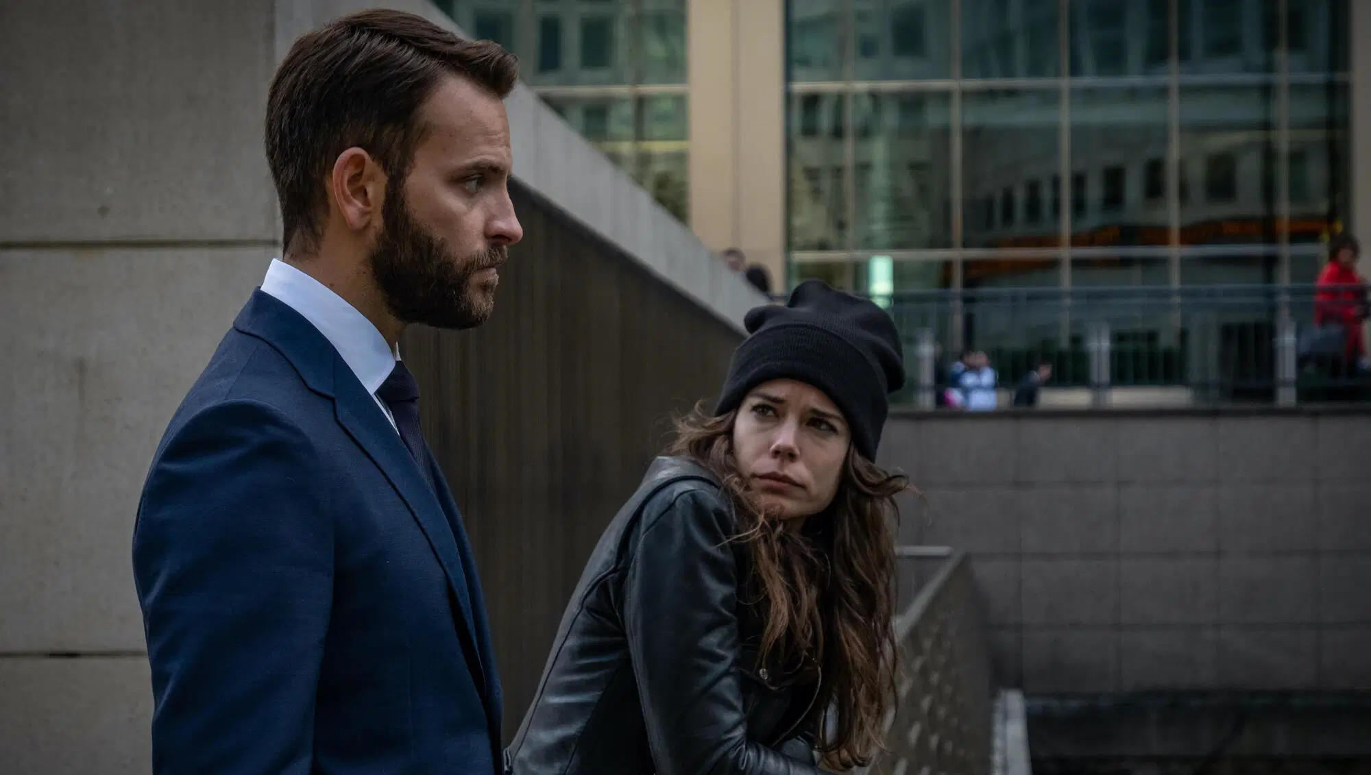 Massimo Ruggero (Alessandro Borghi) e Sofia Flores (Laia Costa) in Diavoli 1