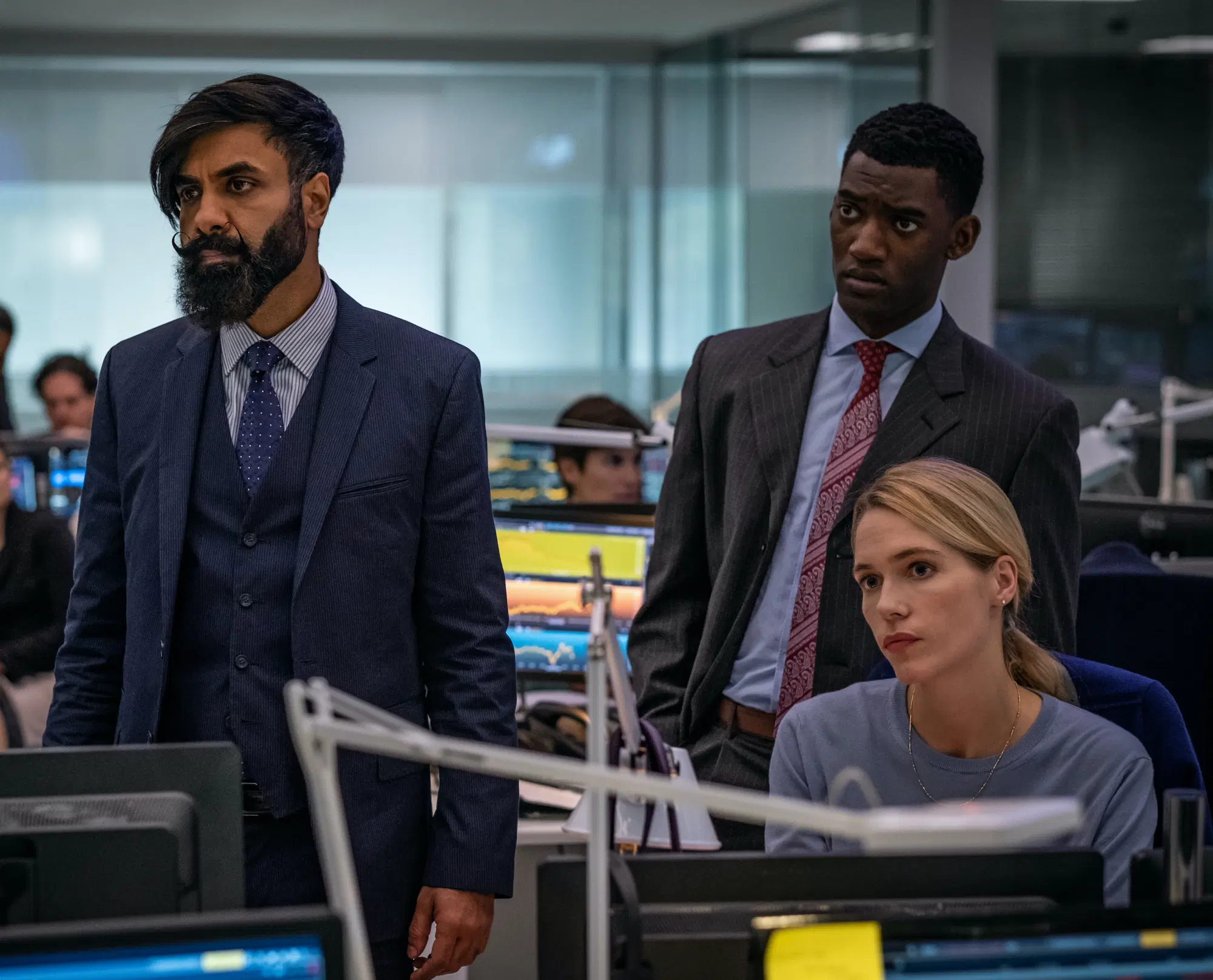 Oliver Harris (Malachi Kirby), Eleanor Bourg (Pia Mechler), Kalim Chowdhry (Paul Chowdhry) in Diavoli, la serie
