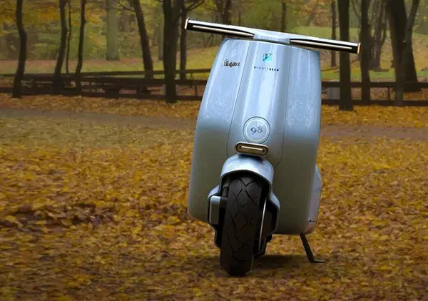 Tra futuro e passato: Vespa 98 Electric Concept VS "Vespizzatevi!"