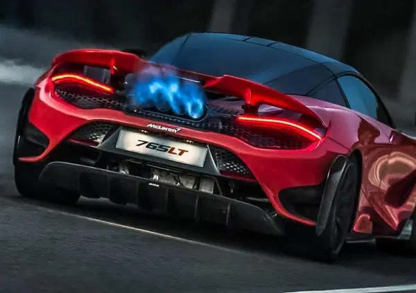 La McLaren 765LT manda in crisi il patriottismo: &egrave; l'anti-Ferrari 488