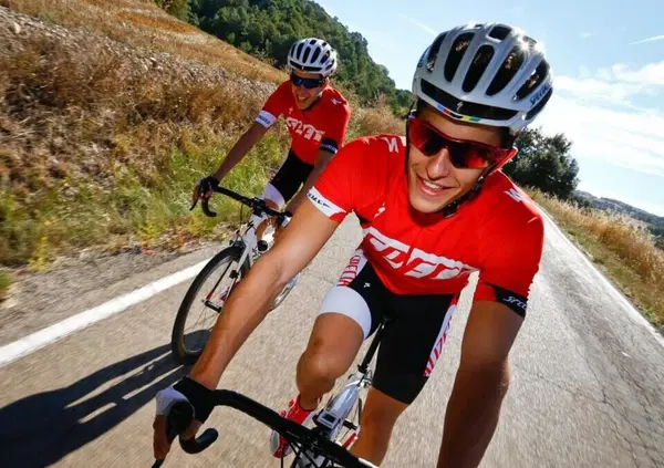 Ciclisti fatevi da parte: secondo l'Istat la bici &egrave; pi&ugrave; pericolosa della moto. Ma chi usa le due ruote dovrebbe allearsi