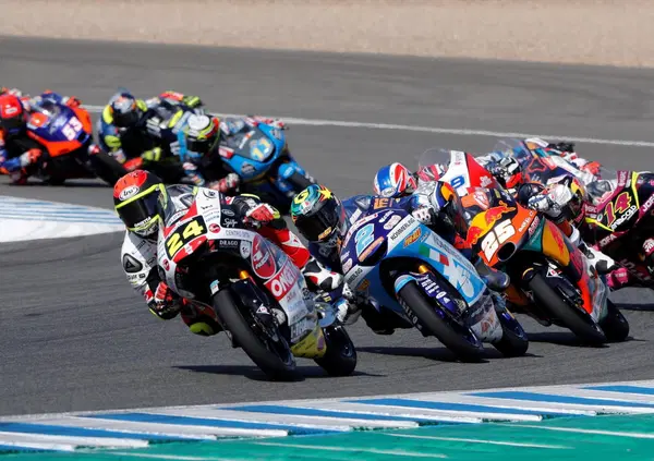 Moto3: Suzuki s'impone dopo la sfuriata di Paolo Simoncelli, Vietti sul podio si spacca una mano [VIDEO]