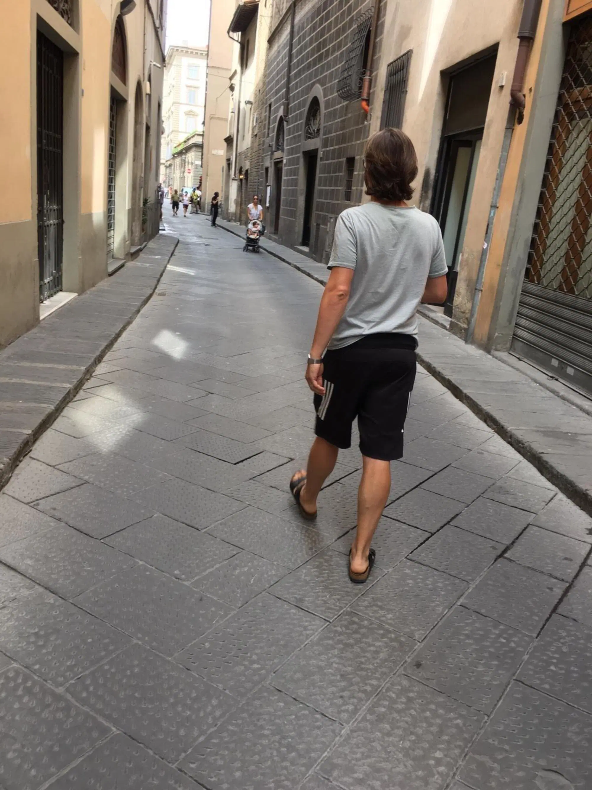 turista passeggia a firenze
