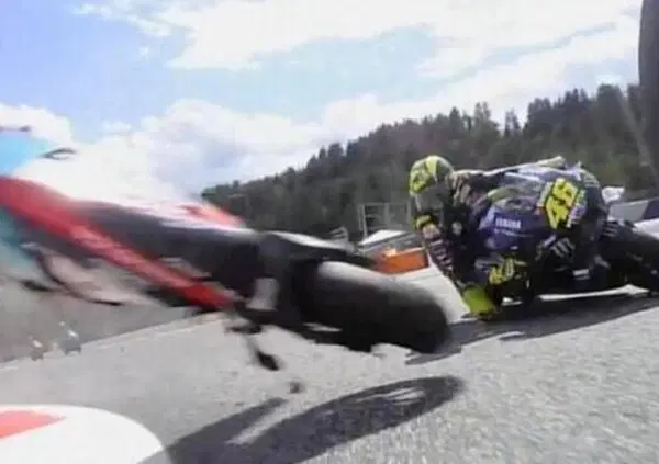Valentino Rossi posta il video onboard dell&rsquo;incidente in Austria e diventa subito virale. E su Zarco... 