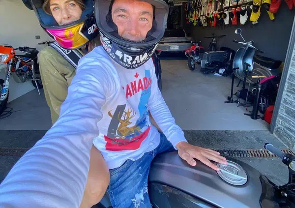 Aleix Espargar&oacute; su una Ducati: la foto che ha scatenato i pi&ugrave; maliziosi &egrave; virale sui social