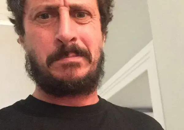 Luca Bizzarri contro i monopattini: "&Egrave; questo il futuro?". E sul degrado di Roma: "Raggi sveglia!"