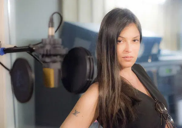 I 40 anni di Sara Tommasi: dai film hard ai pellegrinaggi a Medjugorje 