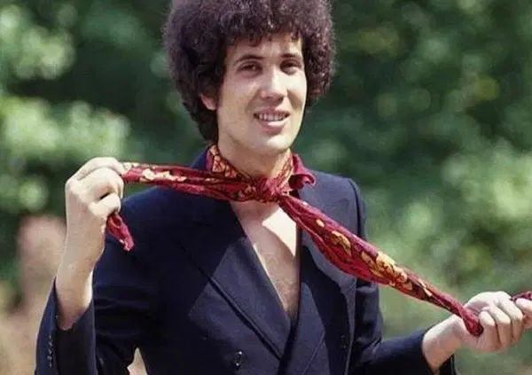 Vasco omaggia Battisti: "Ricordiamolo in silenzio". E sfreccia in "motocicletta"