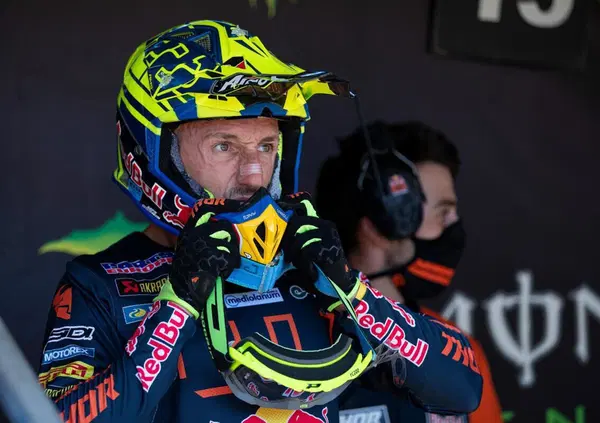 Hey motoappassionati, c'&egrave; un vecchietto che corre in moto e insegue il decimo titolo!