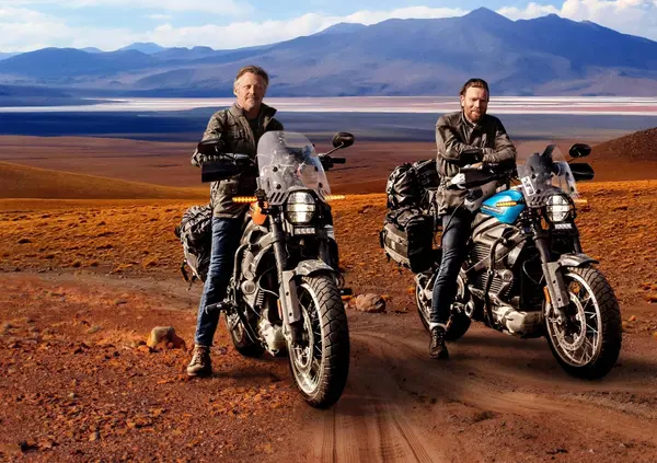 La fuffa dei 20mila km in elettrico. Long Way Round, l&rsquo;ultimo viaggio di Ewan McGregor &egrave; disponibile su Apple TV