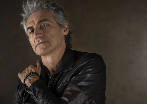 Luciano Ligabue e il bacio gay: "Non sono io, state attenti alle fake news"