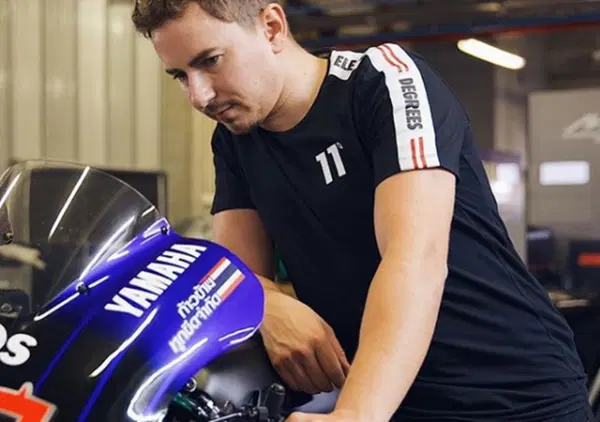Valentino positivo al Covid19, Lin Jarvis: "Sono stufo". E Jorge Lorenzo rispolvera il casco...