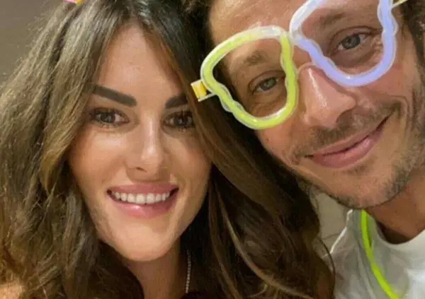 L'attacco di Pol Espargar&ograve; a Valentino Rossi: "Chi vuole correre non va ai compleanni"