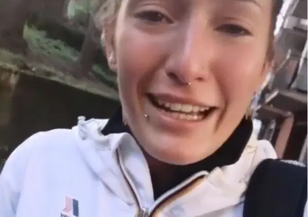 "Lesbica di m***a" e le danneggiano l'auto. La video-denuncia social di Camilla