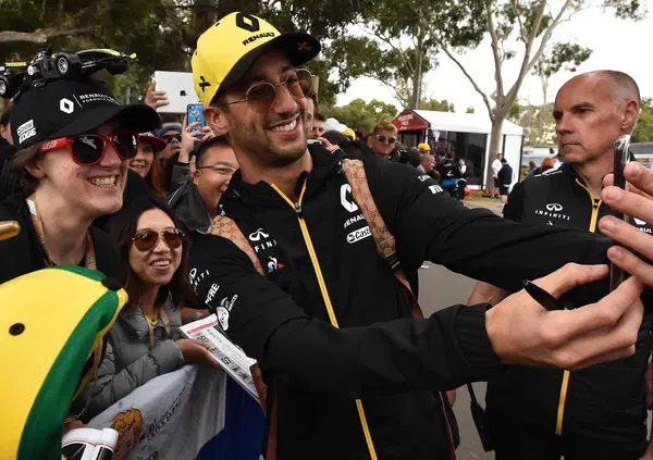 Il video di una fan che impazzisce per il camion Renault ci ricorda cos'&egrave; la passione per la F1 