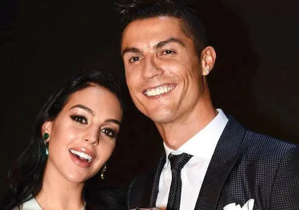 Ronaldo e Georgina al ristorante in attesa (40 minuti) come clienti "normali" 