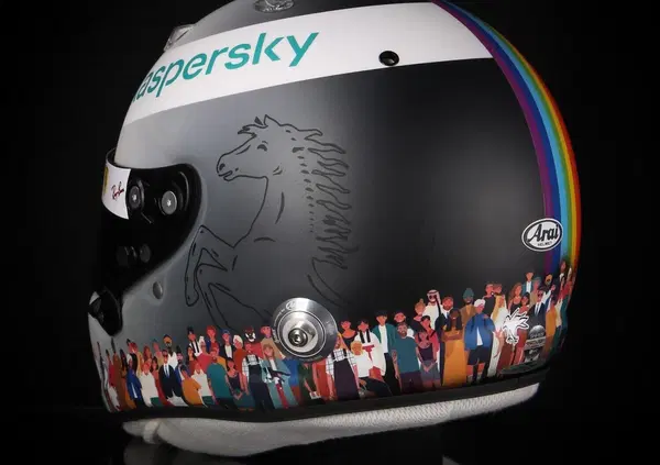 Sebastian Vettel con l&rsquo;arcobaleno sul casco in Turchia