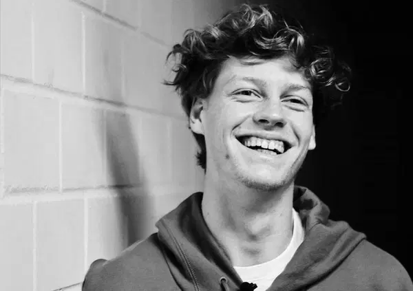 Jannik Sinner ha bisogno di mamma e pap&agrave;. E non rompetegli le pa**e per questo 