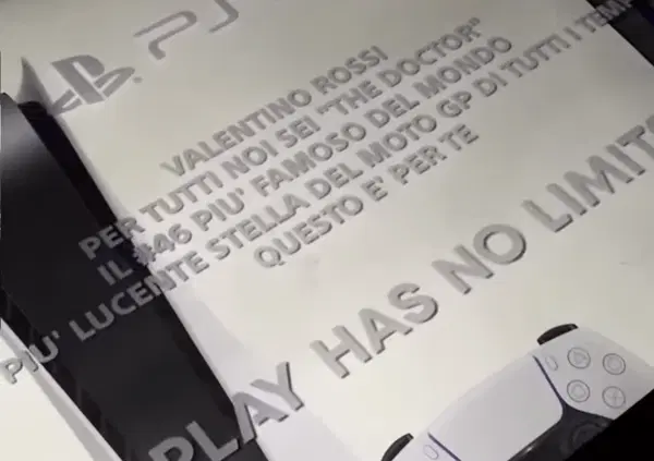 Sony regala una PS5 a Valentino Rossi che ringrazia su Instagram: Play has no Limits!