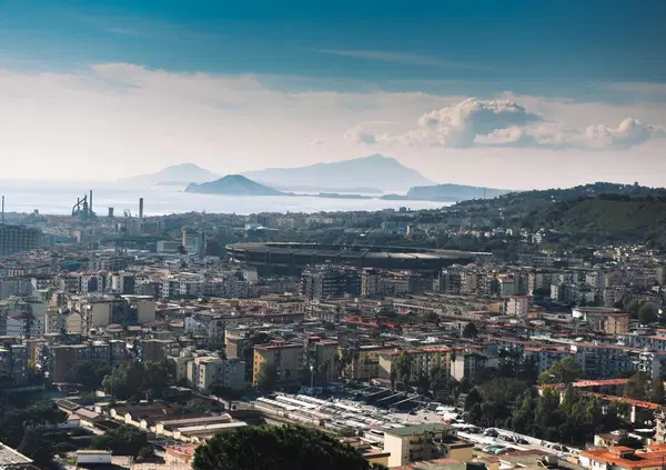 "Maradona era un fratello, ma dovevamo proteggerlo di pi&ugrave;". Il ricordo dello scrittore Maurizio De Giovanni e il reportage di MOW da Napoli 