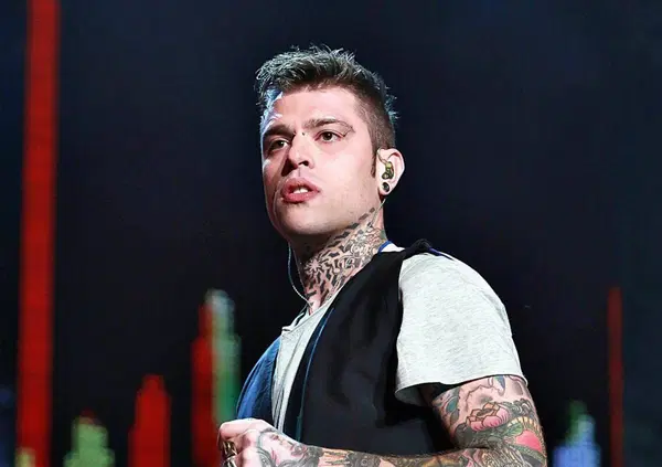 Fedez in Lamborghini "pedinato" da un investigatore privato: indaga la polizia