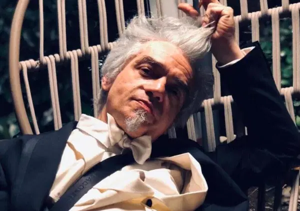 Morgan compie 48 anni e festeggia con una canzone di protesta, ma verso se stesso 