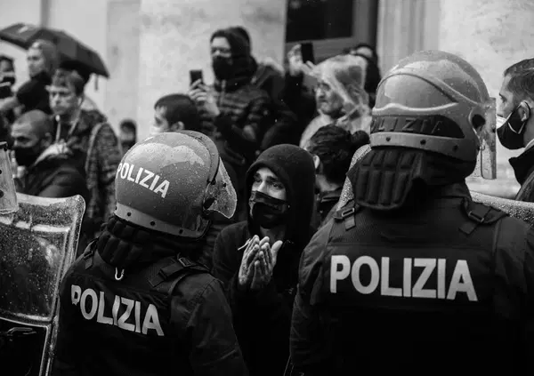 Cronaca di un pomeriggio di caos a Roma (foto e video esclusivi)