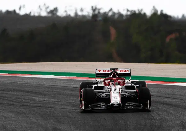 Il team radio di Raikkonen dopo l'incidente di Bottas e Russell: "Mi hanno spruzzato la loro mer*a"