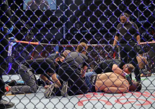 Si spezza una gamba combattendo nell'Ultimate Fighting Championship. Il video choc dell'infortunio