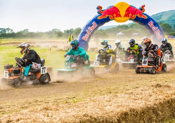 [VIDEO] Red Bull Cut It, la folle gara con i trattorini tagliaerba