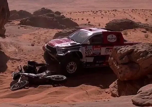 Dakar 2022: l'assurdo episodio del motociclista investito da un altro concorrente (che non si &eacute; fermato) [VIDEO]
