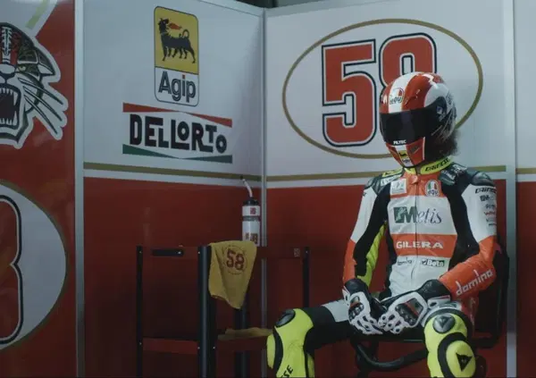 Marco Simoncelli, all&rsquo;asta le tute e i caschi impiegati nel docufilm SIC