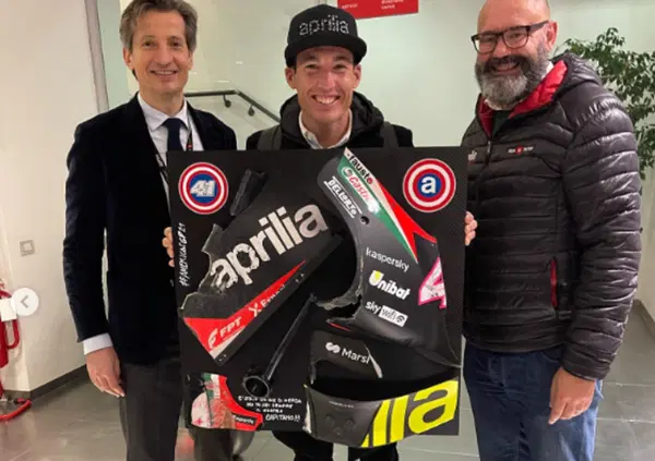 Maverick Vinales e Aleix Espargar&ograve; scoprono l&rsquo;Aprilia ri-evoluzionaria. E intanto i meccanici regalano le carene sfasciate al "capitano"