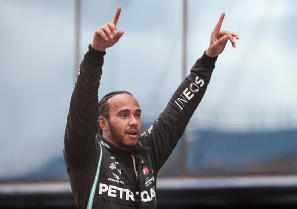 L'ultima persona ad aver intervistato Hamilton rassicura: "Nel 2022 ci sar&agrave;"