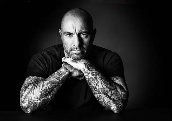 Ok, ma chi ca**o &egrave; Joe Rogan? E che tristezza gli ex hippy come Neil Young e Joni Mitchell...