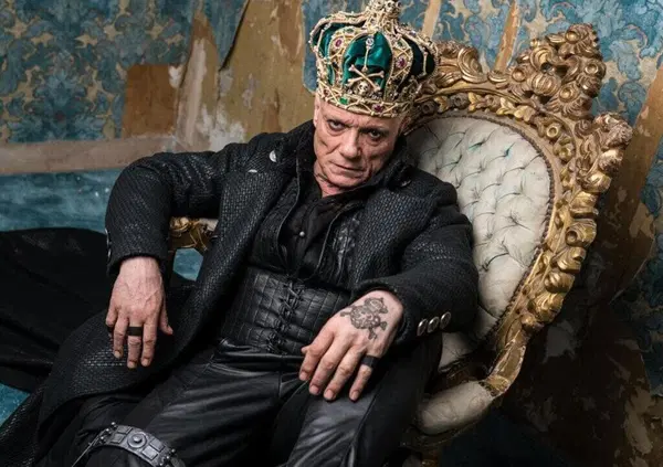 Ok Sanremo, ma l'avete visto Massimo Ranieri versione cattivissimo punk? 