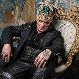 Ok Sanremo, ma l'avete mai visto Massimo Ranieri versione cattivissimo punk rocker?  3