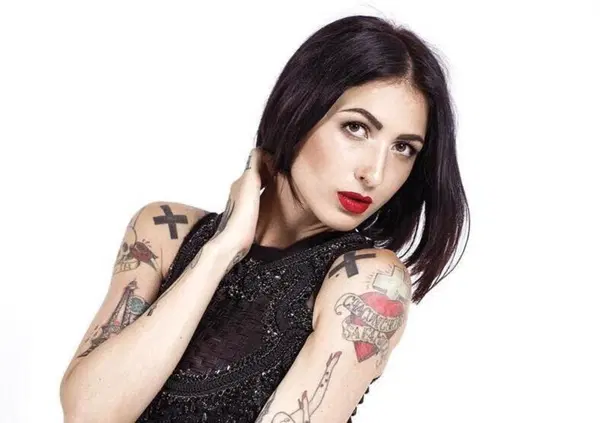 A Sanremo c'&egrave; la prima vincitrice: Ema Stokholma, la voce pop per eccellenza (e ha anche dei bei piedi)