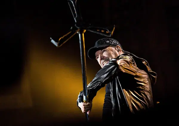 Vasco, i 70 anni e i mille volti del rock: da outsider a capopopolo, fino al Dio laico che officia messa negli stadi 