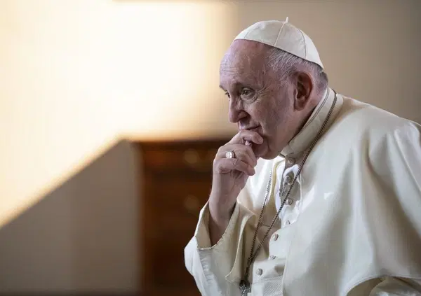 La Rai consacra il Papa pop, mentre gli scandali affossano la Chiesa