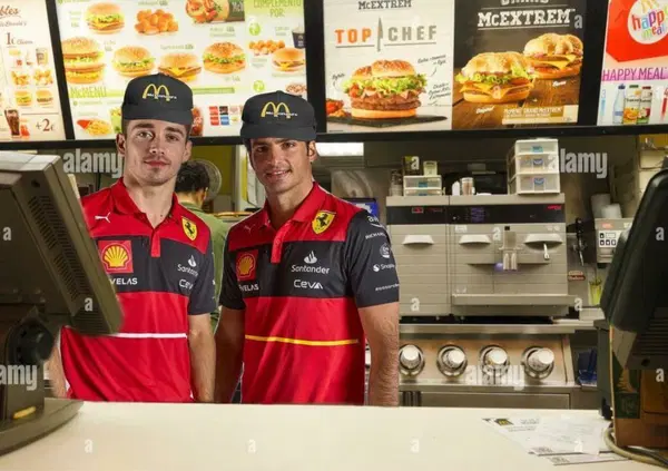 Ferrari, il nuovo abbigliamento scatena il web: dai meme su McDonald agli indizi su una livrea "milanista" 