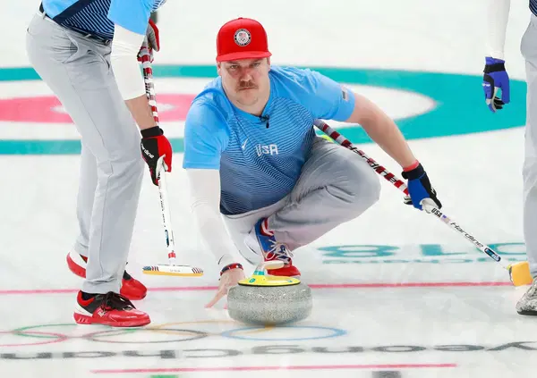 Tutti pazzi per il curling, ma Carlo Vanzini esagera: "C'&egrave; Valtteri Bottas sul ghiaccio"