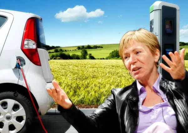 Gabanelli: &ldquo;Obbligo di auto elettriche? L&rsquo;Italia &egrave; ferma. E non c&rsquo;&egrave; una visione sul futuro dell'automotive&rdquo; 