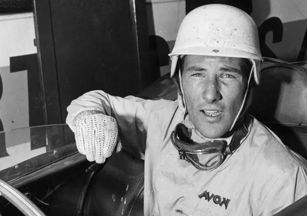 Stirling Moss e il testamento da 20 milioni agli amici: "Soldi per serate fuori, un cavallo, la bolletta del telefono e..."