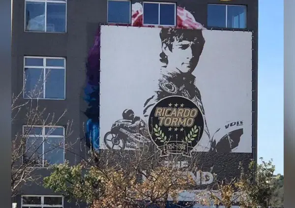 Vi ricordate l'enorme murale di Valentino Rossi a Valencia? &Egrave; stato coperto da un poster di Ricardo Tormo