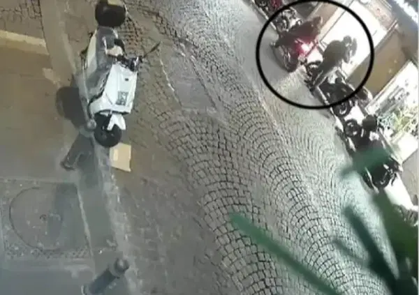 Rubano una Ducati in tempo record: l'incredibile furto messo a segno a Napoli [VIDEO]