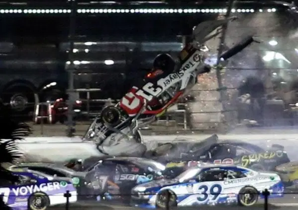 [VIDEO] Miracolo a Daytona: Myatt Snider va a muro, decolla e prende fuoco, ma &egrave; illeso