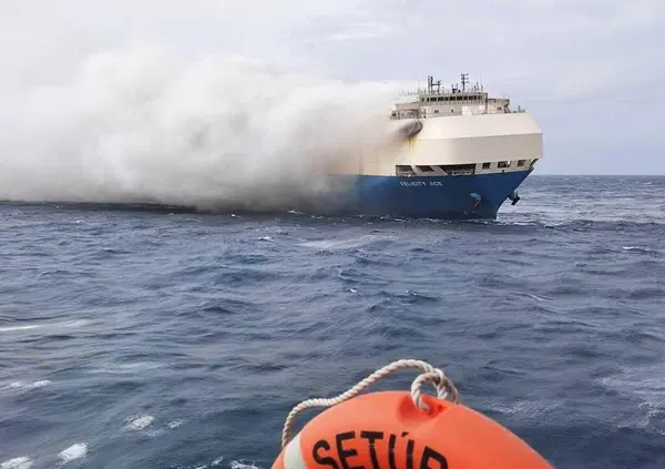 Bruciano Porsche, Bentley, Lamborghini e Audi per mezzo miliardo. Sotto accusa le batterie: fortuna che le auto elettriche dovevano salvare l&rsquo;ambiente...